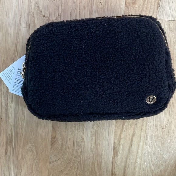 Lululemon NWT Everywhere 2L Fleece Belt Bag, includes reusable Lululemon bag - Picture 2 of 15